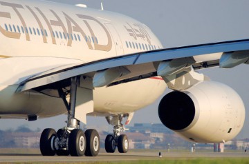 Etihad Airways angajează 50 de însoţitori de zbor din România